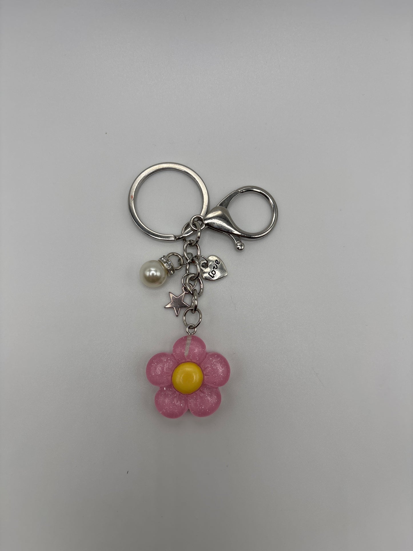 Pastel Pink Daisy Keychain with Yellow Center and Charms ā Cute Acrylic Flower Keychain - Beads and Glimmer
