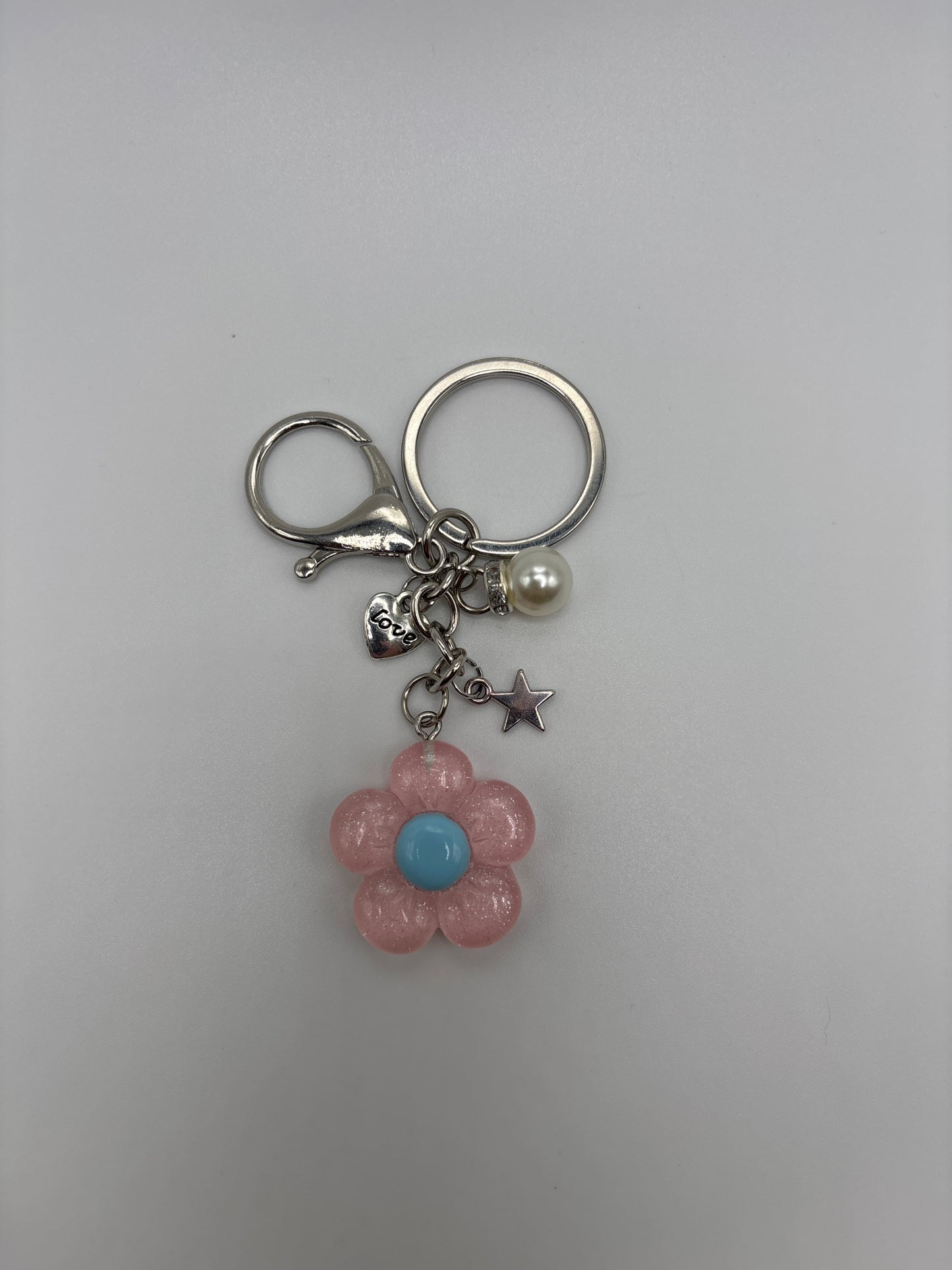 Blush Pink Daisy with Blue Center and Charms Keychain ā Cute Acrylic Flower Keychain - Beads and Glimmer